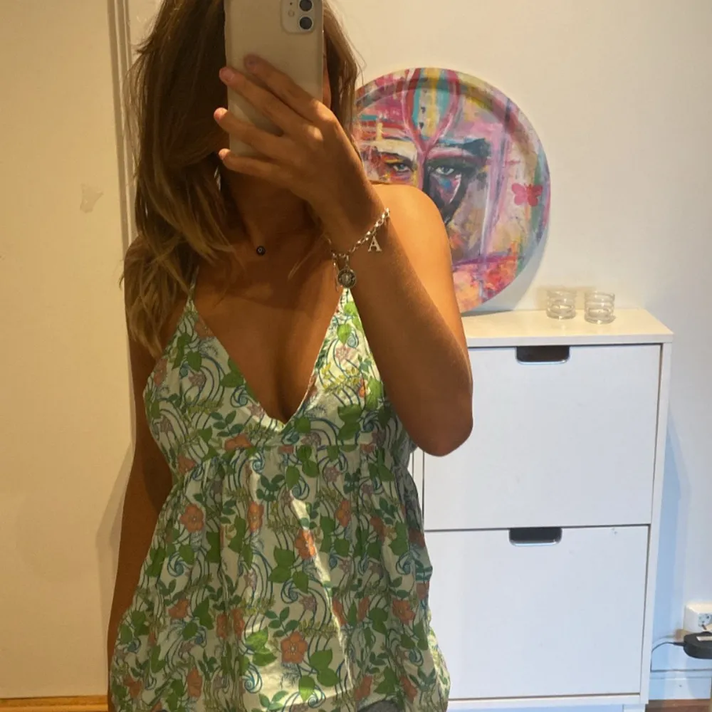 säljer denna söta topp , storlek M rätt så lång som man ser på den 3 bilden men knutit upp den på första💗säljer för 170kr. Yläosat.