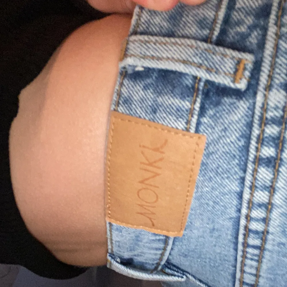 Blåa jeans från monki som aldrig kommer till användning… dem är uppsydda nertill och är perfekta till mig i längden som är 158 cm.💓. Jeans & Byxor.