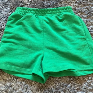 mjukis shorts - säljer dessa jätte vackra mjukis short från hm då de inte kommer till sådan användning för jag har redan ett par. Storlek xs men passar väldigt bra i midjan! använt typ en gång och är i bra skick.Nypris 149kr men säljer min för 90kr, pris kan diskuteras 💘