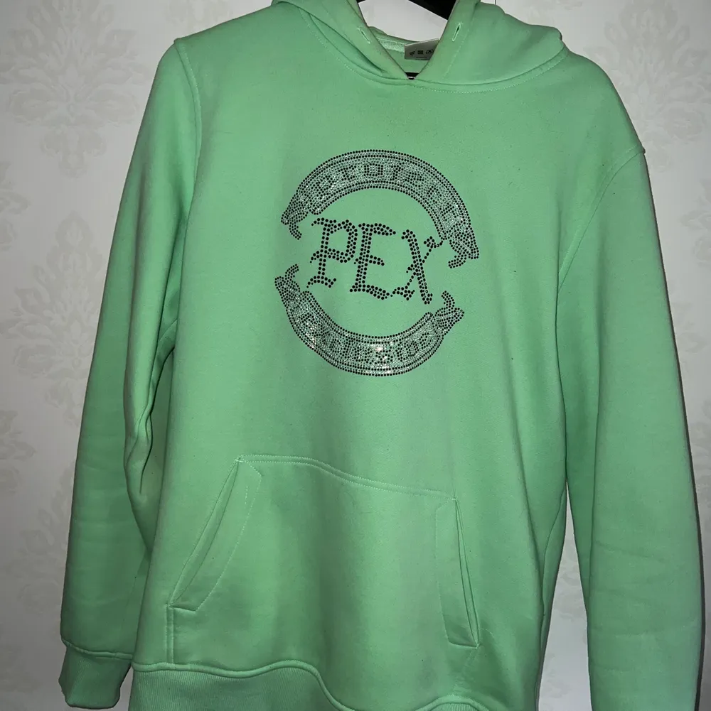 Mintgrön Pex hoodie med rhinestones som skimrar Strl L passar M-L Skick 9/10  . Hoodies.