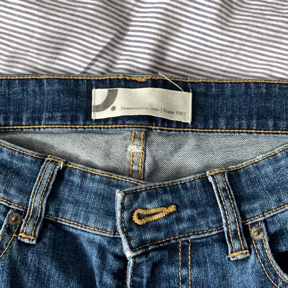 Ett par jeans ifrån dressman som jag själv knappt använt. Finns ingen storlek men passar S oversized. Inga täcken på skador, gott skick. Nypris 499 kr men säljes för 100kr.. Jeans & Byxor.