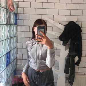 Dragkedja - En dragkedja hoodie från ginatricot, den är ny och typ aldrig andvänt den ( den är inte så kort som den är på första bilden, det är jag som har vikit upp den)