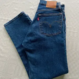 Ett par helt nya Levis 501 Jeans i storlek 25 W 26 L, dom är endast testade och därmed i nytt skick! 💙
