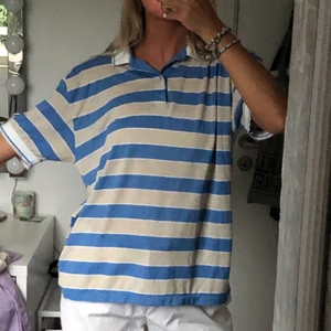 Piké  - Beige och blå randig piké. Skriv för fler bilder eller vid frågor :) Kan mötas upp i Göteborg. 