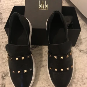 Billi bi sneakers str 39 - INTE SÅLDA‼️ Hej!💘 Vill se om de finns intresse av att köpa dessa helt nya oanvända Billi Bi skorna för de var för små för mig. Köpte dessa för några veckor sen och har bara legat i garderoben. Storlek 39 köpta för 1899 från deras egna hemsida! Buda⚡️💘🌸.