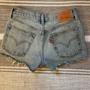 Levis 501 - Jeansshorts från Levis 501. Köparen står för frakten (51-57kr) 💓💓(skulle säga att storleken är ungefär xs/34)