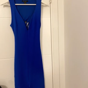 Kort Klänning  - Jag säljer min klänning den är kort storleken M men den passar också S. Jag har använt den bara en gång.