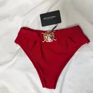 Helt oanvänd högmidjad röd bikini underdel 