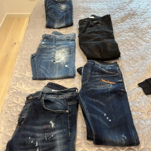 Dsquared - Feta dsquared byxor för billigt pris, väldigt bra skick och knappast använda. Perfekta inför skolstart.