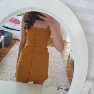 [H&M] orange jeans klänning i storlek 34. - Orange jeans klänning från H&M i bra skick (storlek 34). Har endast haft på mig den en gång.