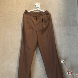 Brun kostymbyxa Zara storlek M - Skitsnygga bruna kostymbyxor från zara i storlek M. Aldrig använda. 