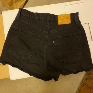 Levis shorts  - Stl 26. Inte tappat färg och är i fint skick. Använda fåtal gånger. Har även ett par blåa.💗