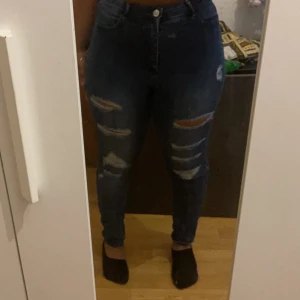 Skinny jeans  - Mörkblåa Skinny jeans med hål i från H&M. Köpte de förra året och har använt de Max 6 gånger efter det så har de inte kommit till någon användning eftersom att de inte e min still längre . Köparen står för frakten!