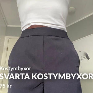Svarta kostymbyxor  - Svarta kostymbyxor. Resår i midjan. Sitter lite löst. Aldrig använt toppen skick. Storlek 34