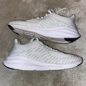 So Knit Snk U sport skor vita - Har använts 1 gång och är i bra skick förutom att de är lite smutsiga men det går och fixa. Jätte sköna skor som jag köpte på stadium för 350. Storlek: 38