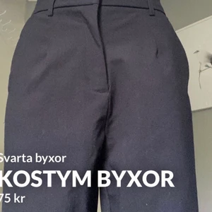 Svarta kostymbyxor  - Svarta kostymbyxor. Sitter lite löst men tightare vid fötterna. Finns extra knappar ifall en skulle ramla av. Storlek 36. Använt några gånger bra skick.