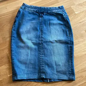 Jeans kjol Super high waist från CROCKER STOCKHOLM.  Storlek: XS  