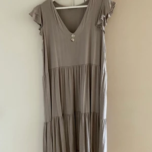 Klänning - Grå/beige fin klänning. Använd endast en gång. Jätteskön och luftig. 