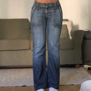 Jeans bootcut  - Säljer dessa köpta på second hand, själv har jag aldrig använt dem. Det står att de är i strlk 38 men jag skulle säga 34/36☺️