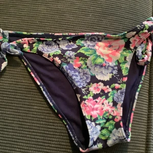 Bikinitrosor två par  - 34 och 36  Rena ofina inuti. Bild kan fås. 10 kr för båda ihop  Billig frakt 