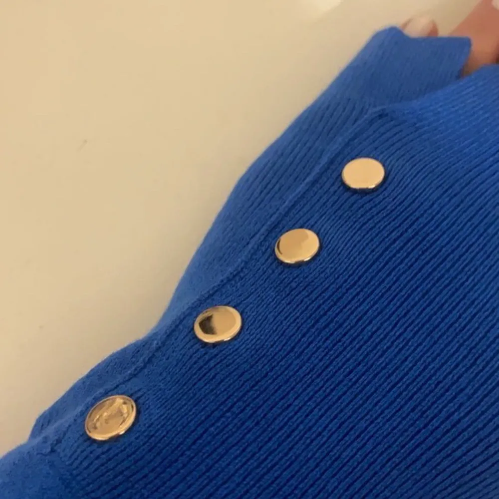 Detta är en fin blå tröja från zara som inte kom till användning alls. Köpt för 260kr och prislappen är även på💕. Tröjor & Koftor.