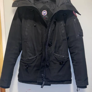 Canada Goosejackor jacka - Svart Canada Goose jacka i strl S säljes.  Säljes för billigt pris eftersom jackan är sliten.  Vid fler funderingar är det bara att skriva till mig!  Jag har möjlighet att mötas upp i Sthlm