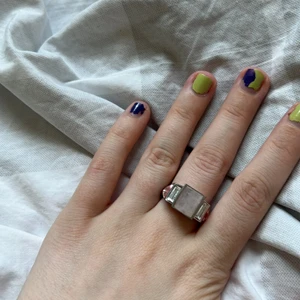 Ring - Det är en silver färgad ring med 7 stenar och den största är en vit Sten som påminner om bergkristall men är inte säker på vad det är, resten är bara glas 