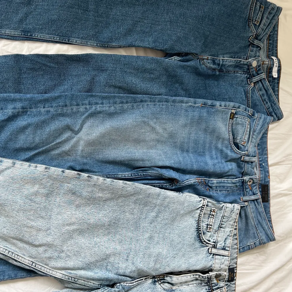 Jag säljer tre jeans, jag fick dem av en vän men dem var för små. Dem ljusa är från Nelly storlek 34 högmidjade, dem i mitten är från tiger of Sweden storlek 27/30 och dem mörkblåa är från NA-KD storlek 34  Hämtas endast. Jeans & Byxor.