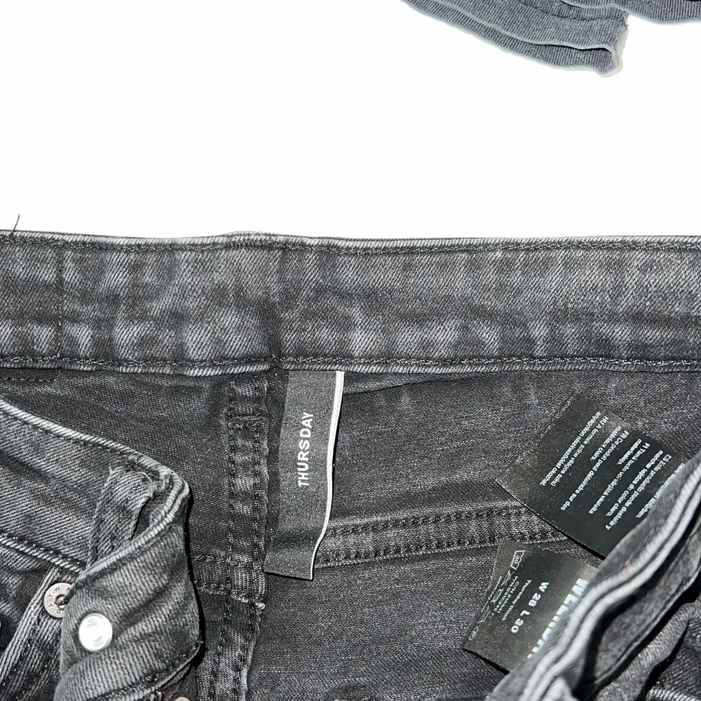 Svarta tajta weekday jeans! Använda men i bra skick! Väldigt stretchiga & bekväma!. Jeans & Byxor.