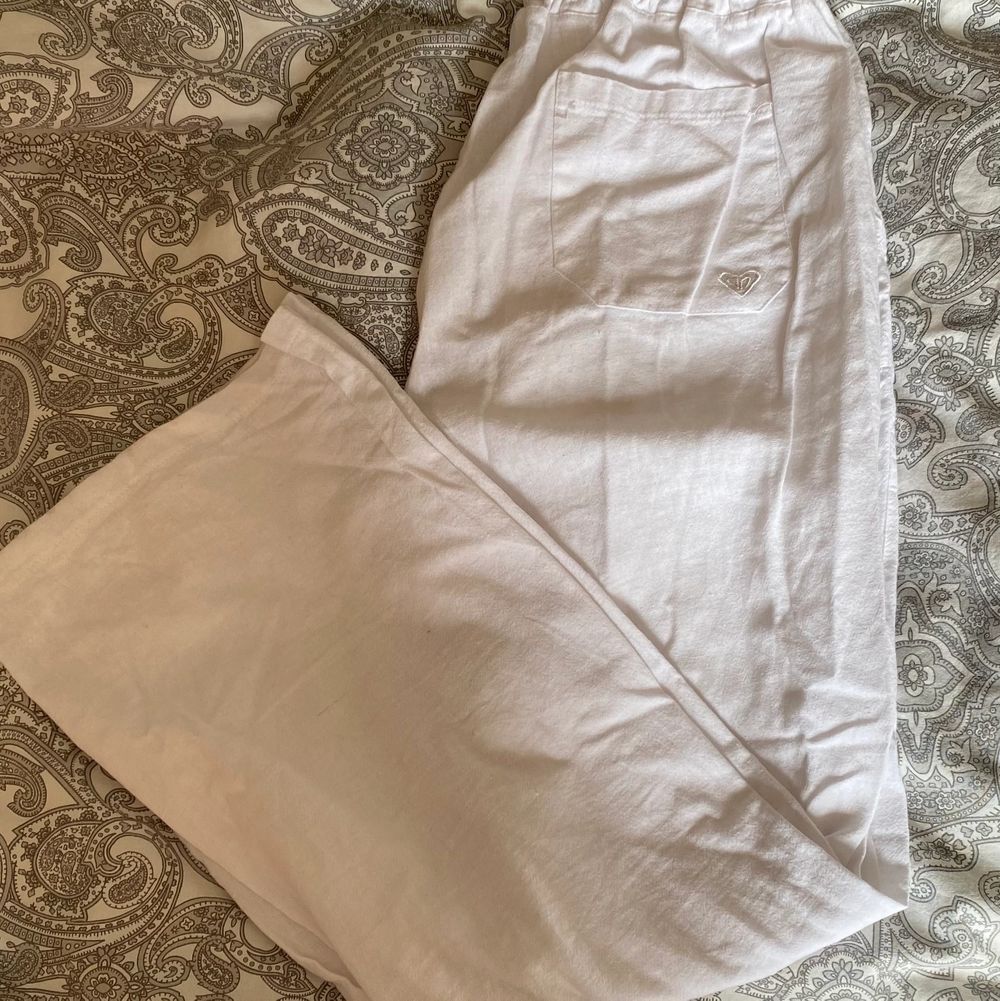 Jättesnygga vita linnebyxor, knappt använda skriv för fler frågor eller bilder💘 Köp direkt för 500kr + frakt💘 Beninnerlängd: 70cm Benytterlängd: 90cm💘 ❗️Är 167cm och säljer de då de är lite korta på mig❗️. Jeans & Byxor.