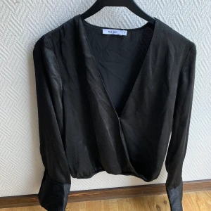 Blus från NAKD - Glansig blus från NAKD storlek S