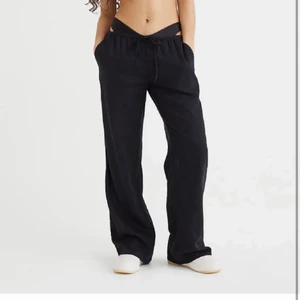 Linnebyxor hm - Jag säljer nu även mina svarta lågmidjade linnebyxor från hm. Känner att modellen inte riktigt passar mig och väljer därför att sälja de. Det är aldrig använda och endast testade💗 Byxorna är i storlek M