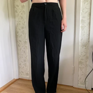Kostymbyxor från Pullandbear  - As snygga kostymbyxor från Pullandbear i storlek 38. Säljer för 150kr + frakt🫶🏼🫶🏼
