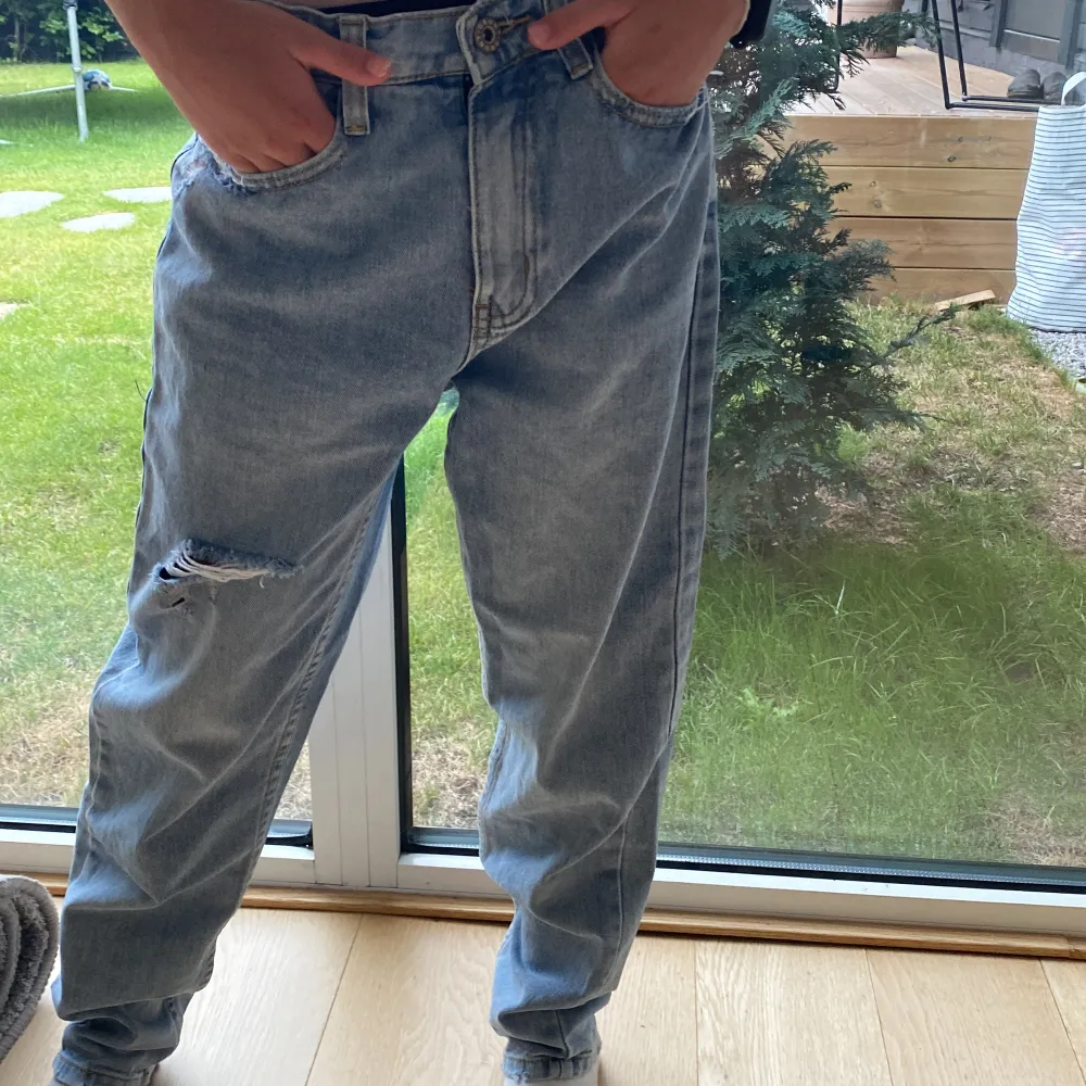  jeans från grunt blåa med ett hål vid knät passar till ungefär 11-12 åringar aldrig använda💗⚡️✨ kunden betalar för frakt. Jeans & Byxor.