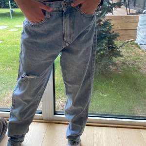  jeans från grunt blåa med ett hål vid knät passar till ungefär 11-12 åringar aldrig använda💗⚡️✨ kunden betalar för frakt