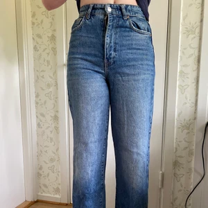 Blåa jeans från Gina Tricot - Blåa jeans från Gina Tricot i storlek 36. Säljer för 80kr + frakt! ❤️‍🔥