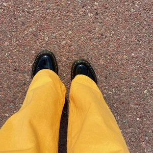 Gula monki jeans  - Säljer nu mina gula monki jeans som jag köpte för 400 kr. Säljer då de inte är min stil längre. Verkligen superfina och är i princip nyskick. Säljer för 150kr (216 med frakt) pris kan diskuteras vid snabb affär. Storlek 36. 💓