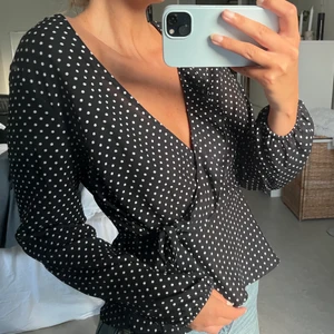 Blus från Gina  - Knytblus från zara, passar flera storlekar 🖤 möts upp i Stockholm eller skickar! 