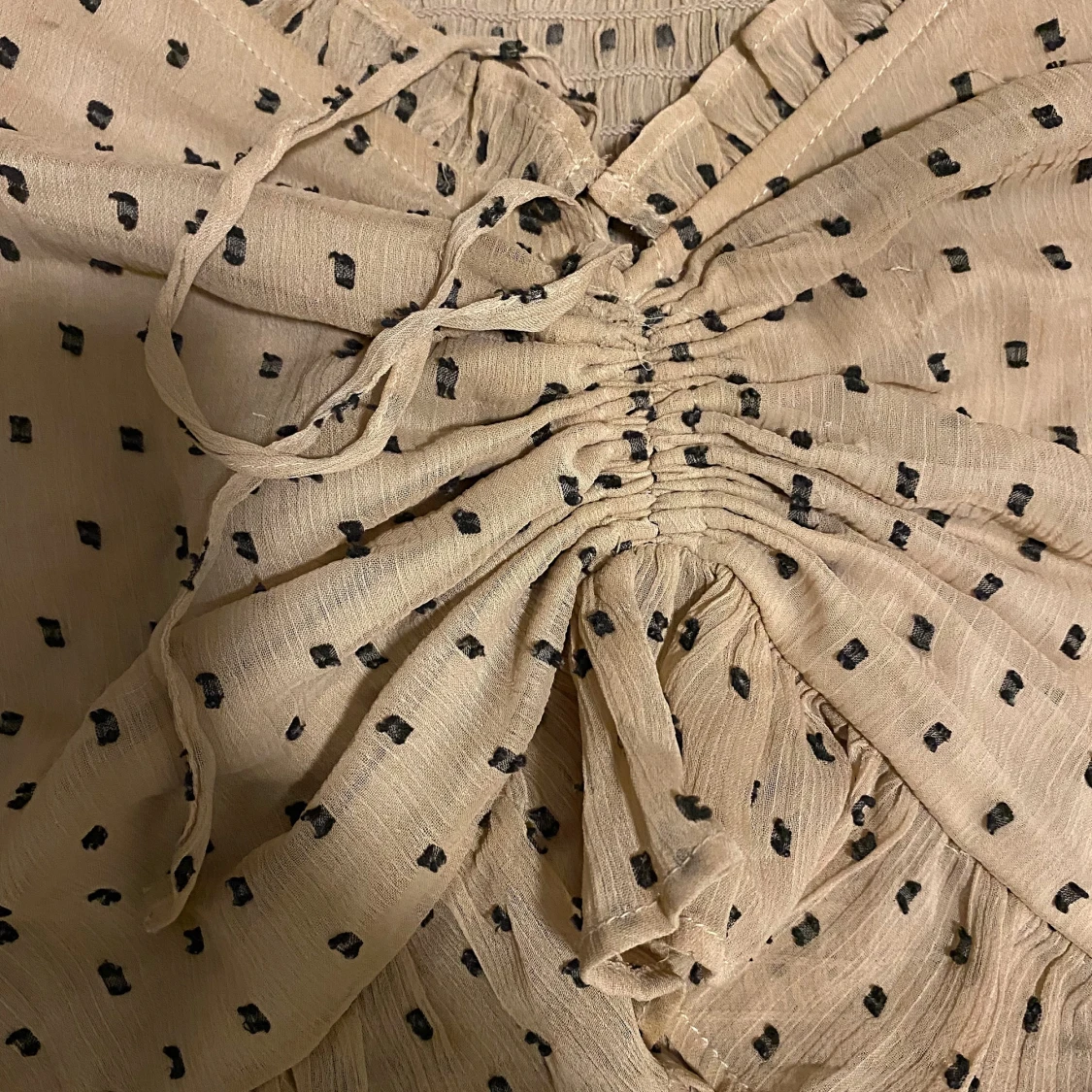 Beige tunn långärmad tröja, Knut framme vid tröjan.  - 90