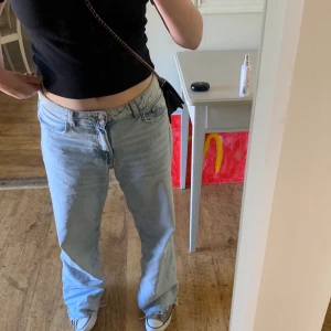 Strl 38 - Säljer dessa lågmidjade jeans ifrån H&M. Säljer pga lite för stora i midjan för mig. 💘 använda några fåtal gånger bara.  Jätte bra skick💝 original pris 300kr. Men nu endast 190+frakt💕