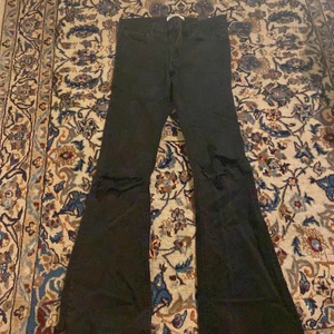 bootcut jeans lågmidjade från zara - sitter midwaist och är gammal modell finns ej kvar! står ingen storlek skulle säga att de passar en 36?