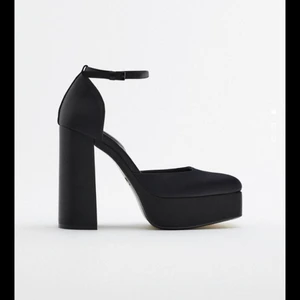 Zara High heels - Populära slutsålda high heels i silke från Zara. Aldrig använda, i nytt skick. Missade retur-datumet. Storlek 36. Köpare står för frakt.🪐 Köpta för 859kr, säljer för 300kr. Frakt-kostnad diskuteras 👍🏼