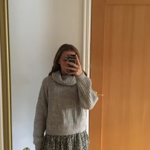 Stickad tröja  - Stickad tröja med en hals grej  Lite noprig men i bra kvalite och är ganska ny . 