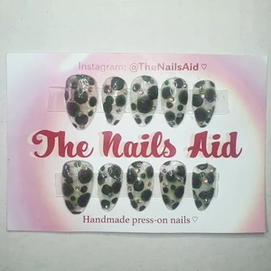 turtoise press-on naglar !  - snygga handmålade press-on naglar ! (naglar man limmar på) i turtoise (sköldpadda) inspererat mönster! glittriga brun/gröna med stenar 🤍   • Kolla in @TheNailsAid på instagram för fler designs och detaljer ! följ gärna 💗🌸 