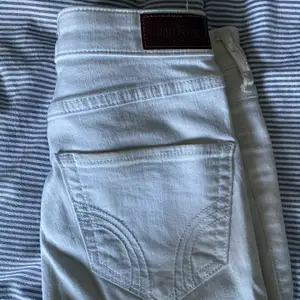 Ett par vita bekväma jeans från Hollister. Plagget har inte blivit använt på ett tag därför är det ostruket. Det är både high Rise och skinny fit. Få gånger använt!