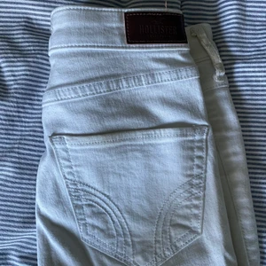 Hollister jeans - Ett par vita bekväma jeans från Hollister. Plagget har inte blivit använt på ett tag därför är det ostruket. Det är både high Rise och skinny fit. Få gånger använt!
