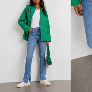  Storlek  32 -  Ett par Jeans med slits  I slutet av byxorna. Helt nya aldrig använda för att de var för små!  Köpte för 500kr säljer för325kr