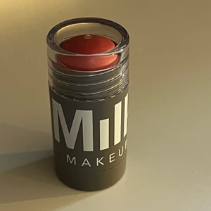 Milk makeup  - Blus från milk i färgen dash, säljer då färgen var alldeles för ljus för mig, den är endast testad en gång.