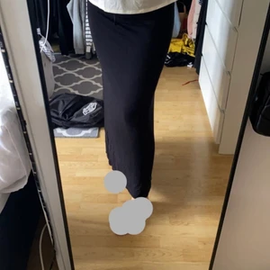Lång kjol från Vila  - Svart kjol med slits på sidan. Denna kjol är i storlek xl men jag kan ha på mig denna och har vanligtvis s-m i kjolar. Använd 2 gånger❤️ KÖPAREN STÅR FÖR FRAKTEN SOM ÄR 59 KR. TRYCK EJ PÅ KÖP NU FÖR DEN FUNKTIONEN FUNKAR EJ FÖR MIG❤️