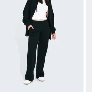 SÖKER - Söker efter dessa lågmidjade mysbyxor från bikbok i storlek S! I färgen svart😊